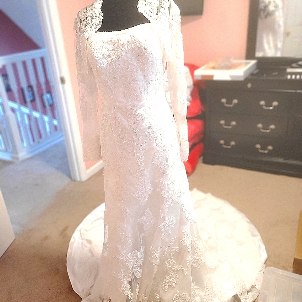 Beautiful wedding dress by Oleg Cassini